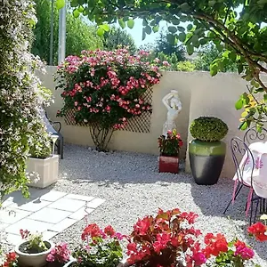 https://mas-de-la-coucourde.fr-provencehotel.com